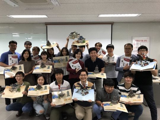 LG유플러스는 오는 20일 장애인의 날을 맞이해 '시각장애학생을 위한 특수도서 제작'을 비롯해 다양한 사회공헌활동을 진행한다. LG유플러스 임직원들이 지난해 시각장애학생을 위한 특수도서 제작 활동을 한 후 기념촬영을 하고 있다.   LG유플러스 제공